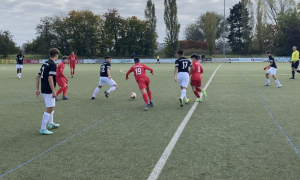 Read more about the article Die U17 siegt in Gießen in der letzten Spielminute: FC Gießen – Rot-Weiss Frankfurt 1:2 (1:0)